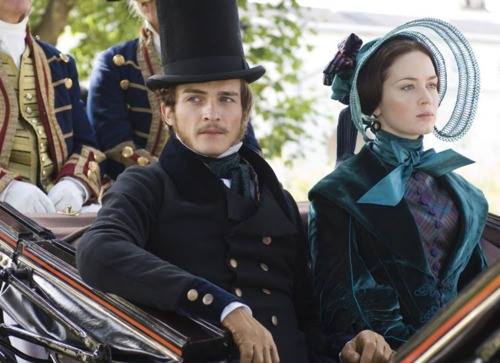Rainha Vitória (Emily Blunt), usando um poke-bonnet, junto ao Príncipe Albert (Rupert Friend) (Divulgação/Europa Filmes)